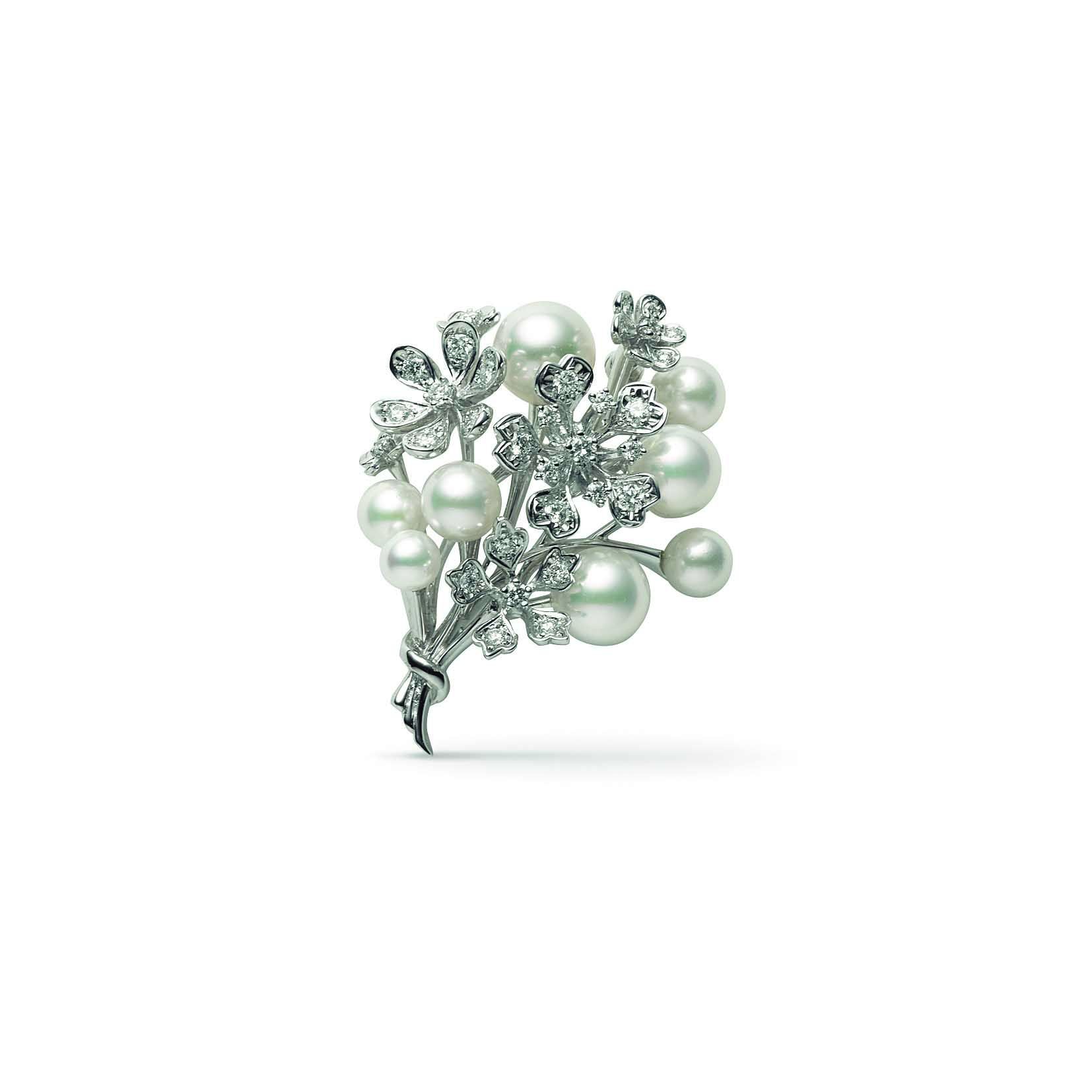 Brooch in white gold set with akoya pearls and diamonds by Mikimoto