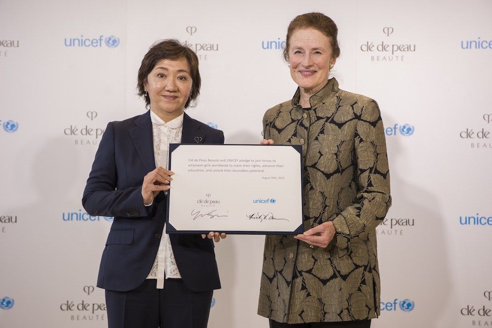 Ms. Yukari Suzuki, Chief Brand Officer of Clé de Peau Beauté (L) and Henrietta Fore, Executive Director, UNICEF (R) showcasing a joint pledge to empower girls to unlock opportunity and potential through education (photo: courtesy)
