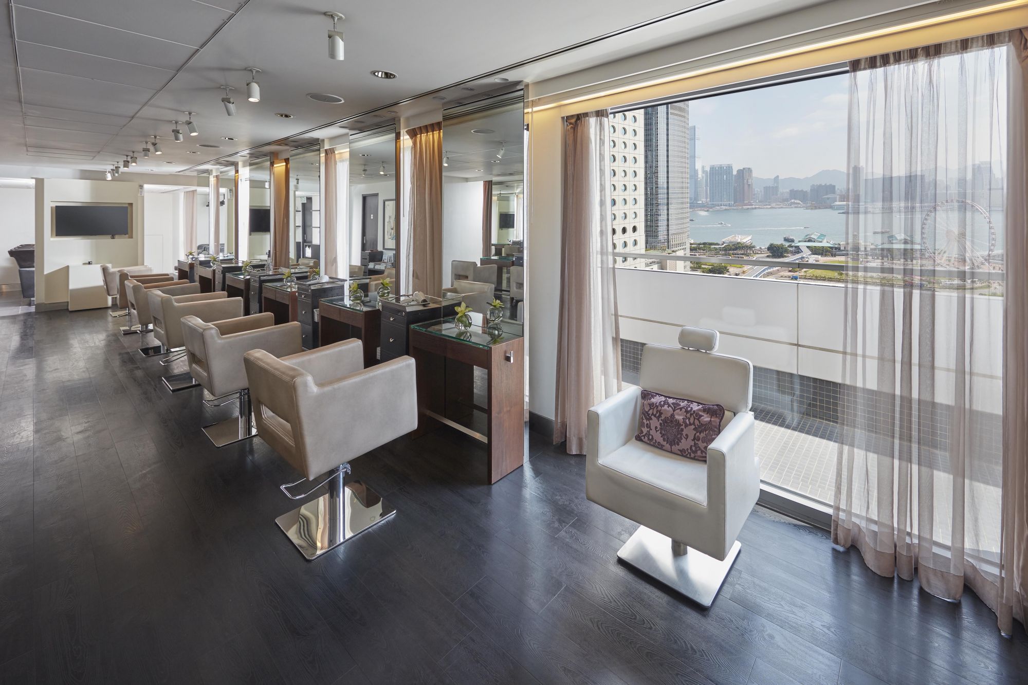 Mandarin-Oriental-Hong-Kong-Hotel-Spa-The-Mandarin-Salon-View