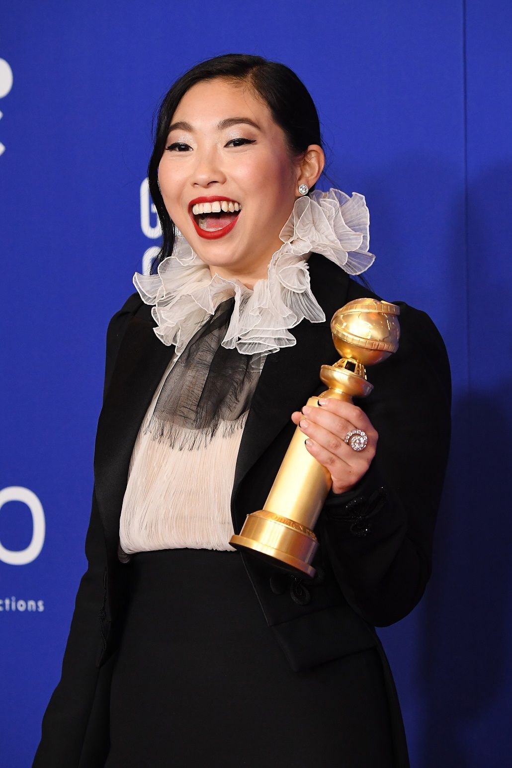 Actress and rapper Awkwafina couldn’t have looked happier when she was photographed with her award at The Beverly Hilton Hotel. She wore a pair of diamond studs, a one-of-a-kind diamond brooch and diamond cocktail rings, all by Forevermark Diamonds