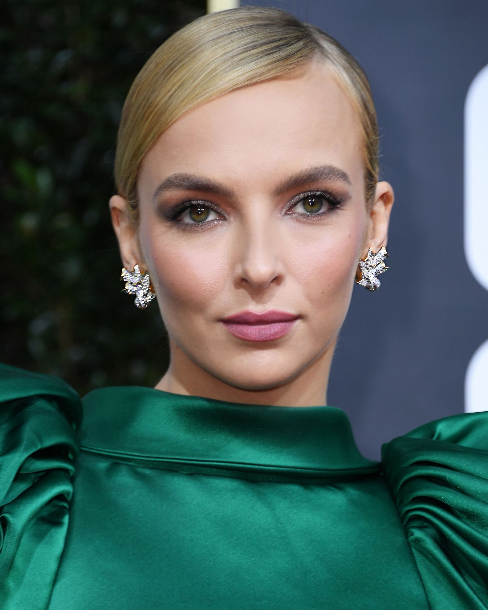 Jodie Comer is fast becoming a Hollywood favourite thanks to her performance in Killing Eve, and arrived on the red carpet wearing Tiffany & Co. Schlumberger® Ribbons earrings and ring