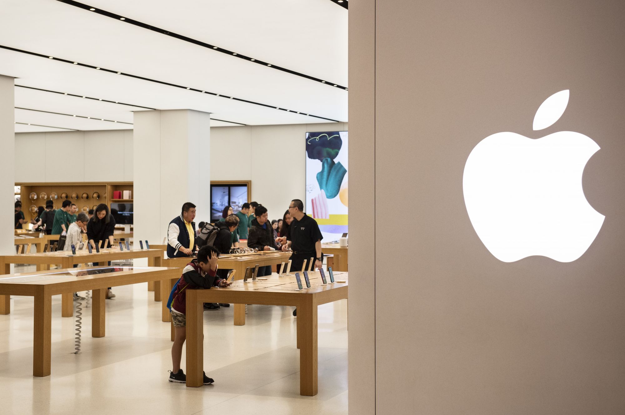HONG KONG, CHINA - 2019/05/11: Customers seen at an American multinational technology company Apple store and logo in Hong Kong. (Photo by Miguel Candela/SOPA Images/LightRocket via Getty Images)