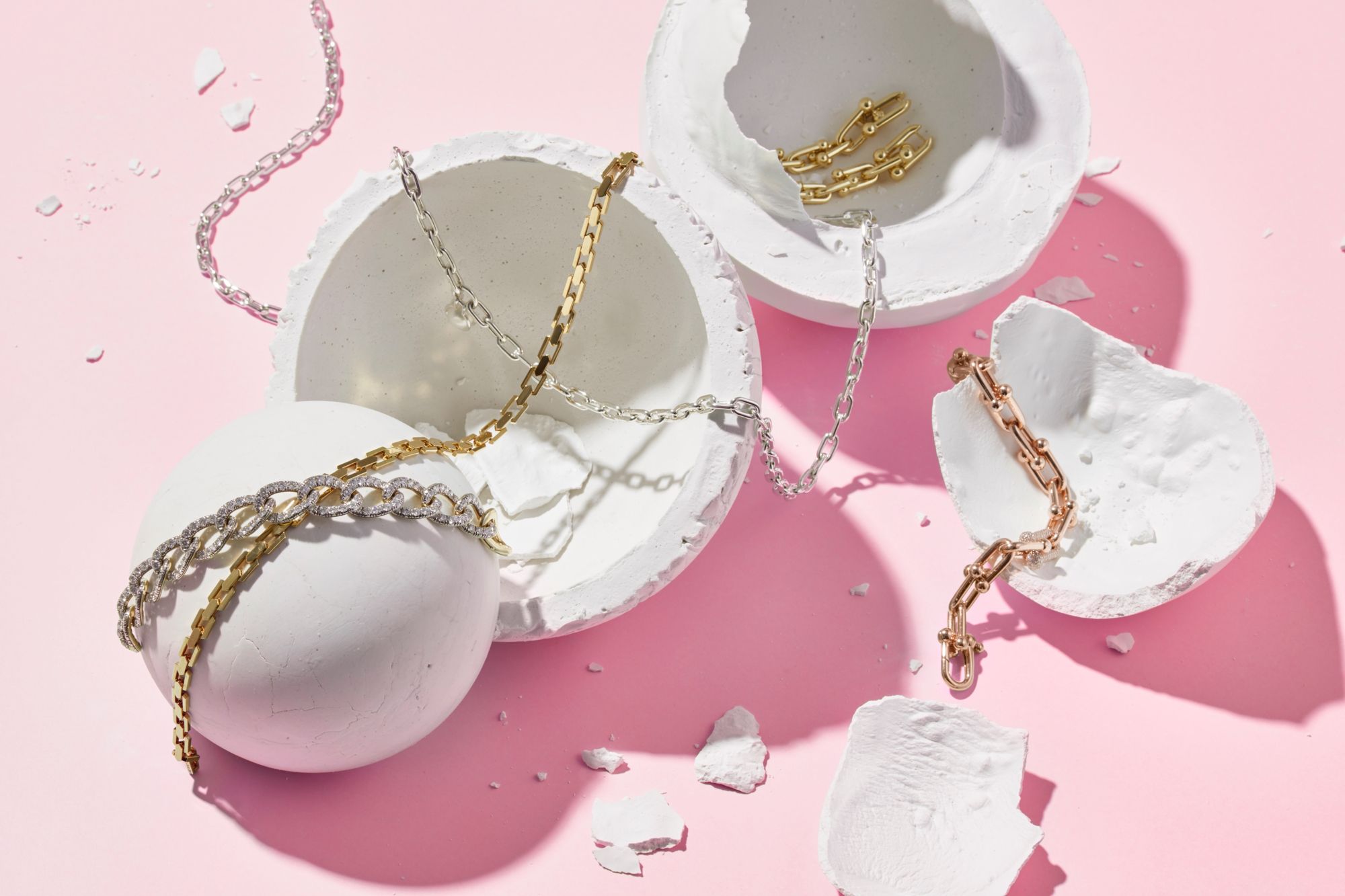 HardWear earrings in yellow gold, necklace in silver set with a freshwater pearl and bracelet in rose gold set with diamonds, all by Tiffany & Co; La Gioia Tango bracelet in rhodium-plated white gold set with diamonds by Pomellato; Kelly Chaine necklace in yellow gold by Hermès