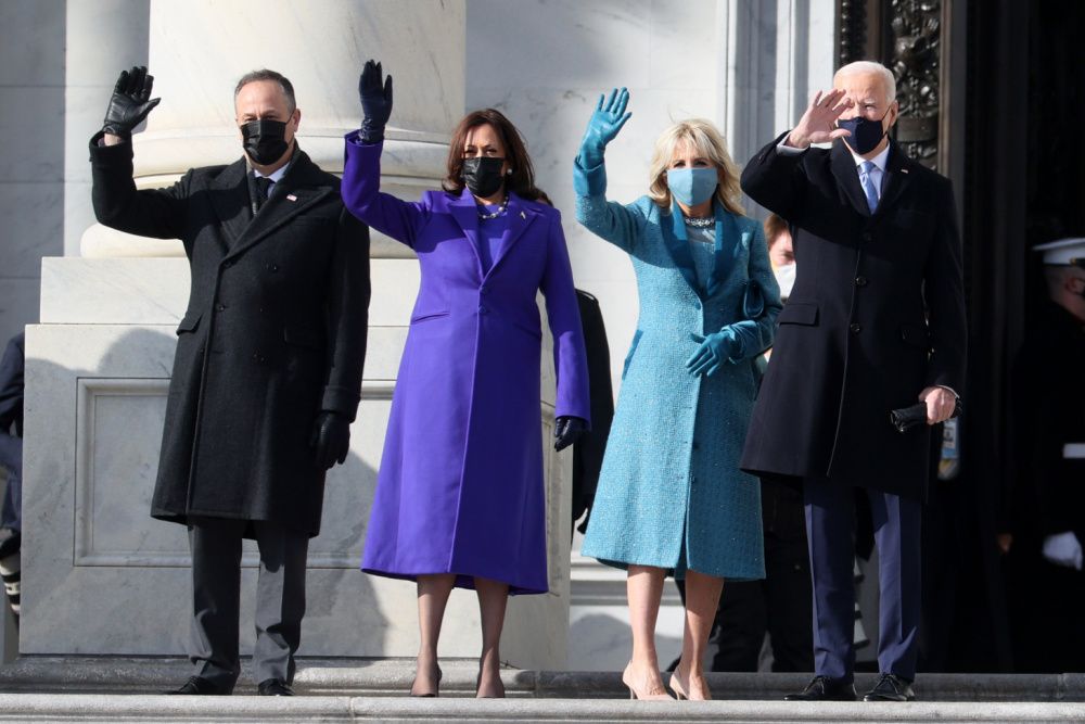 Doug Emhoff, U.S. Vice President-elect Kamala Harris, Jill Biden and President-elect Joe Biden wave as they arrive on the East Front of the U.S. Capitol for the inauguration on January 20, 2021 (photo: Joe Raedle/Getty Images)
