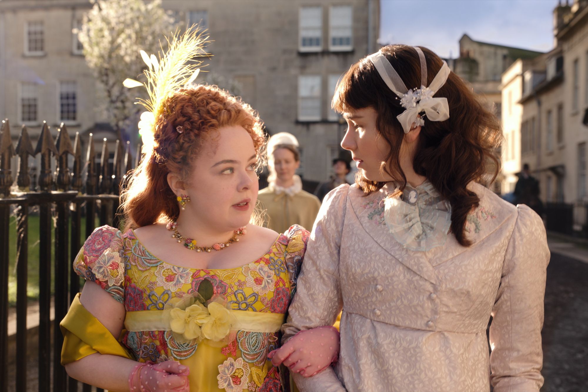 BRIDGERTON (L to R) NICOLA COUGHLAN as PENELOPE FEATHERINGTON and CLAUDIA JESSIE as ELOISE BRIDGERTON in episode 102 of BRIDGERTON Cr. COURTESY OF NETFLIX/NETFLIX © 2020