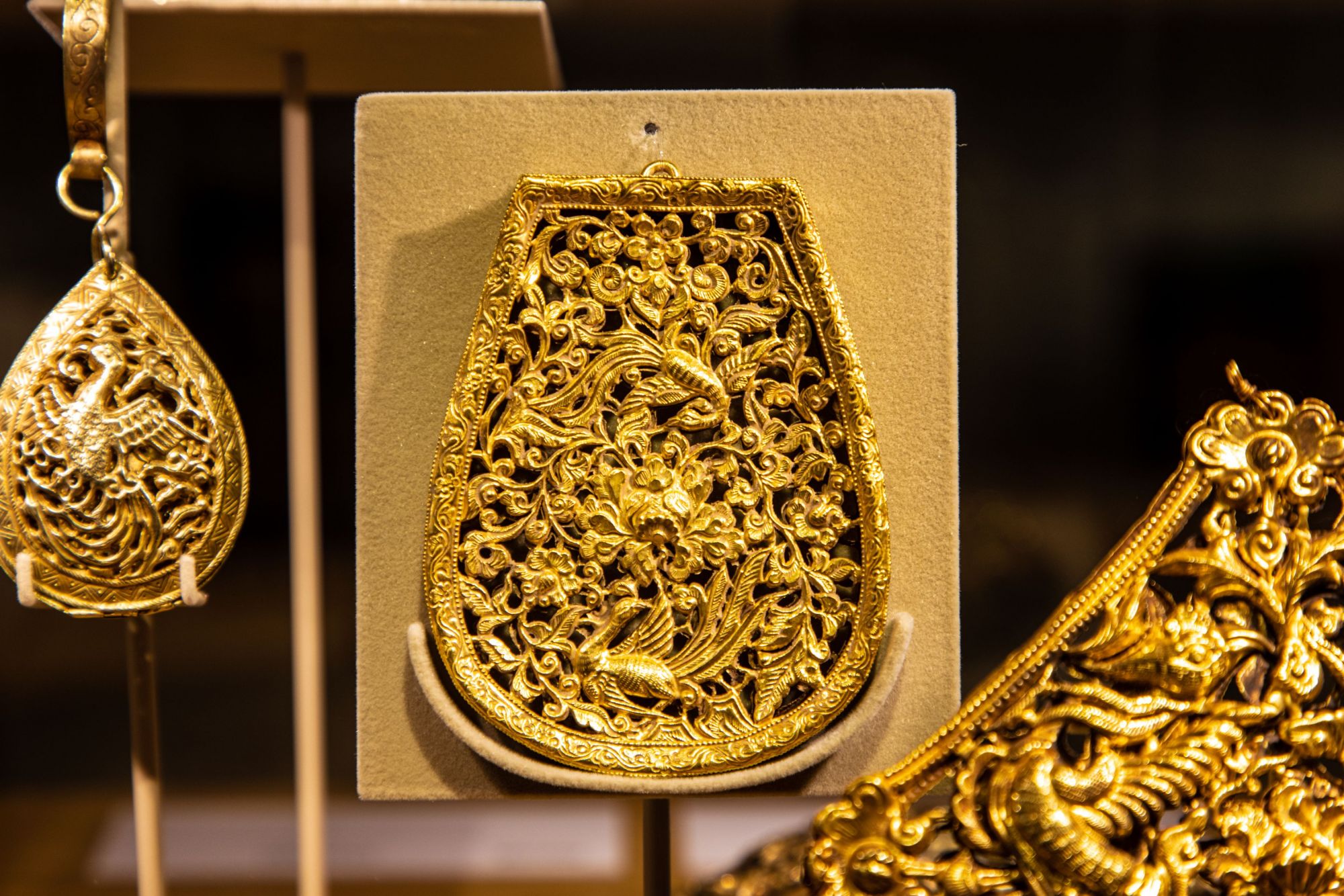 L'ÉCOLE's Latest Exhibition Draws From 3,000 Years of Glittering