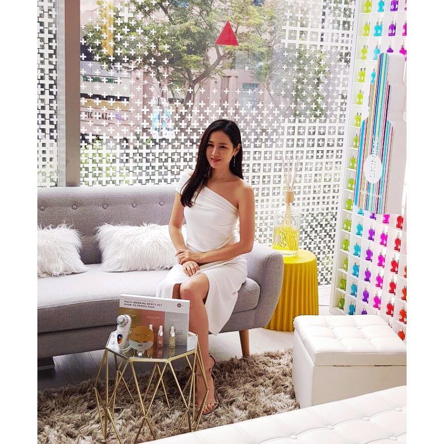 Son looking elegant in one-shoulder white dress (Photo: @yejinhand/Instagram)