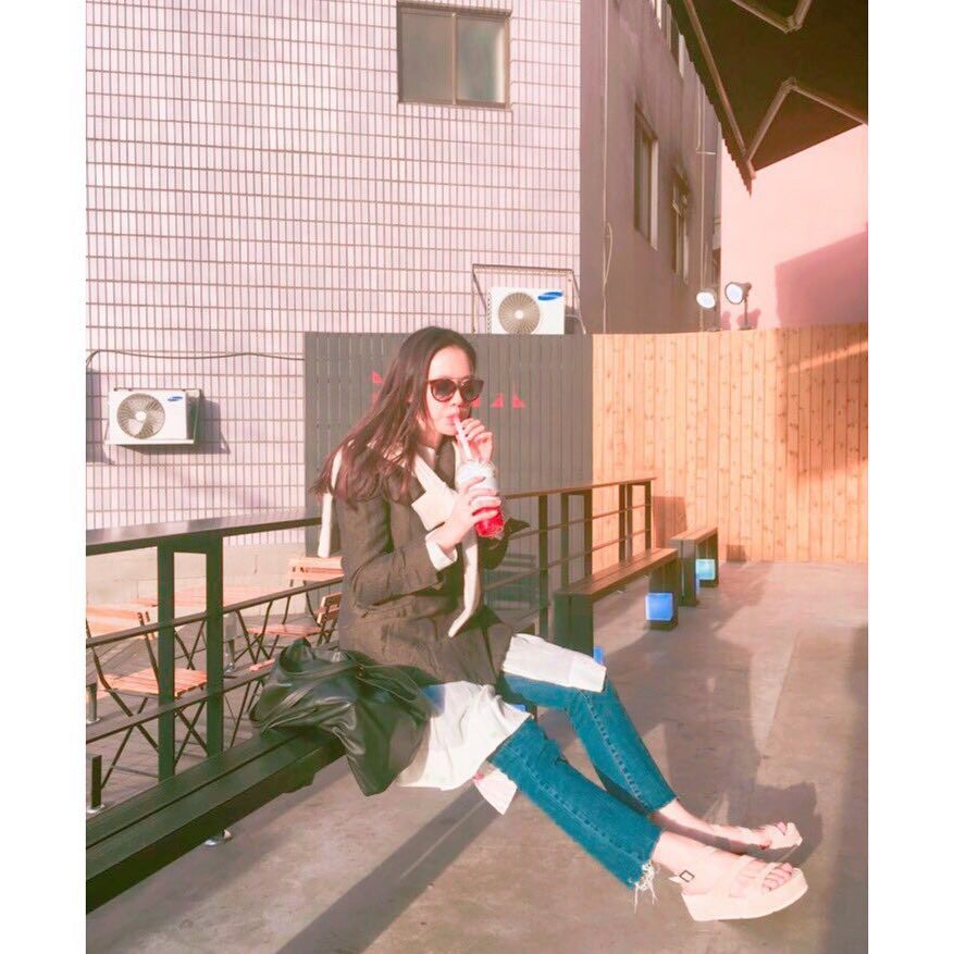 Son looking comfortable in her chunky sandals, jeans and light coat (Photo: @yejinhand/Instagram)
