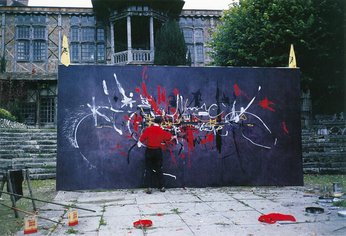 Georges Mathieu painting Les Capétiens partout ! in Saint-Germain-en-Laye, 10 October 1954. © Comité Georges Mathieu _ ADAGP, Paris - SACK, Seoul,