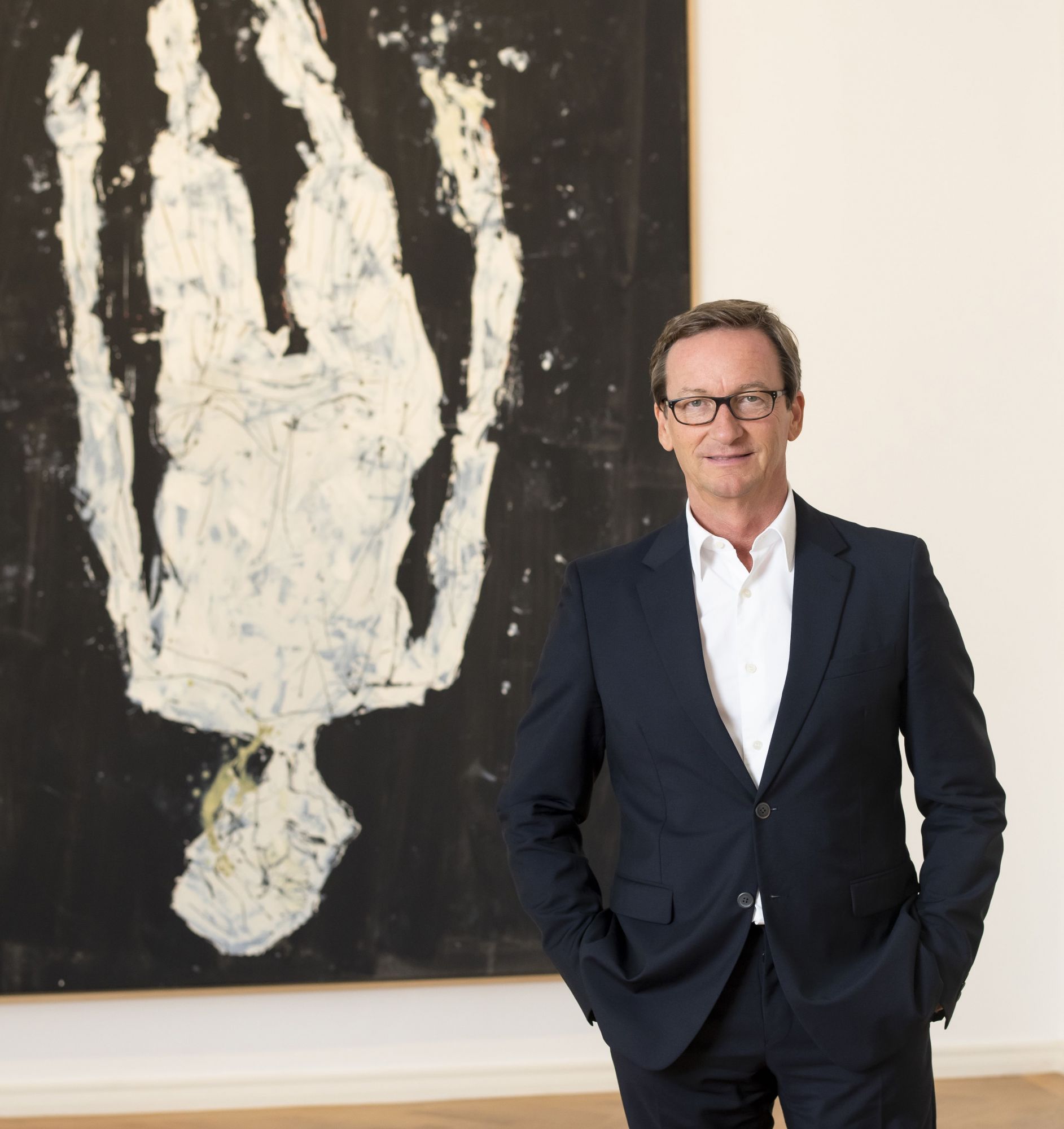 Thaddaeus Ropac Salzburg vor dem Kunstwerk von Georg Baselitz Arrivato a passo, Signora Kraut 2019.