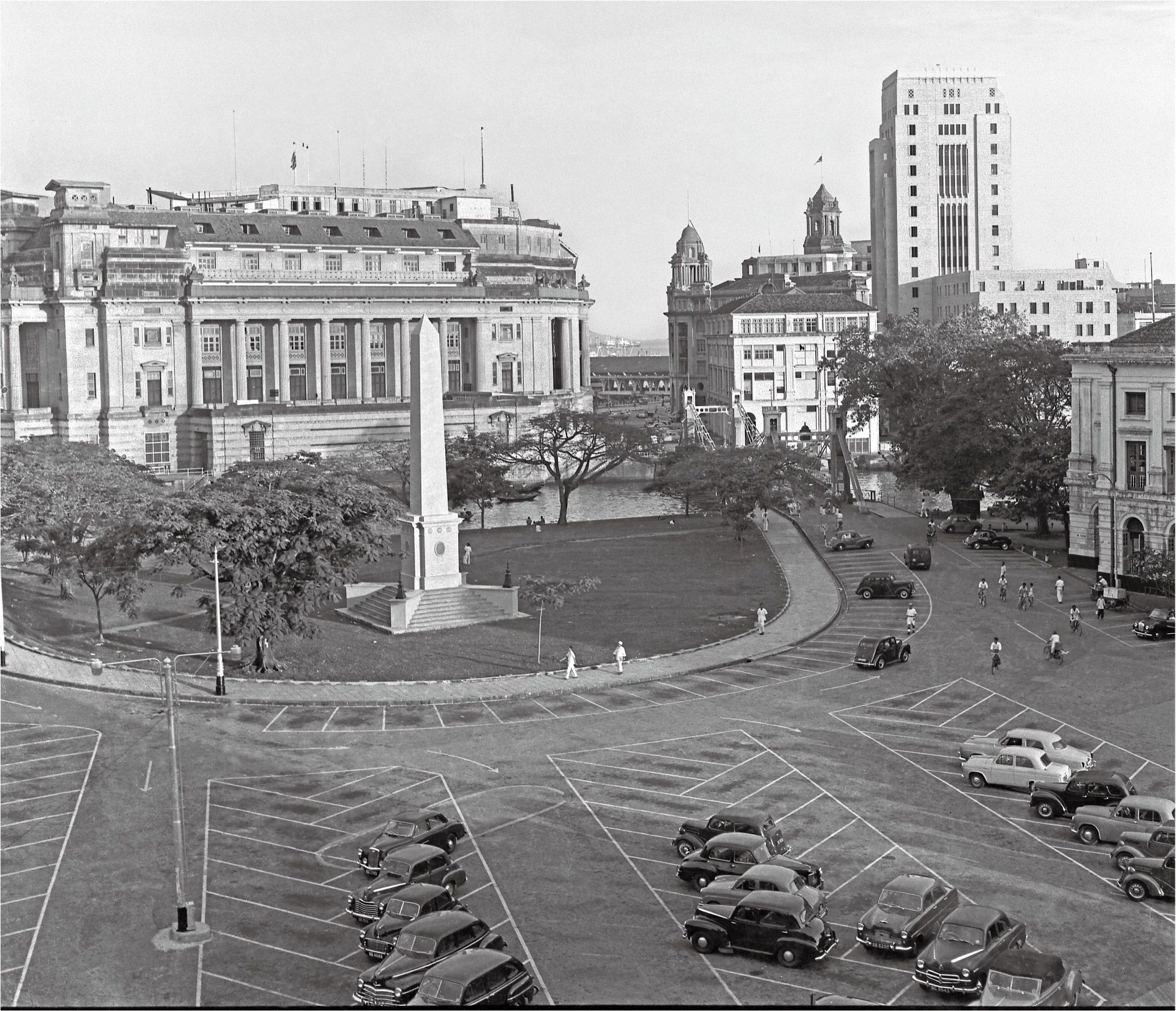 The Dalhousie Obelisk and colonnaded Fullerton Building, Singapore in the 1950s. (Photo: Marjorie Doggett © National Archives of Singapore. Courtesy of Sino Group)
