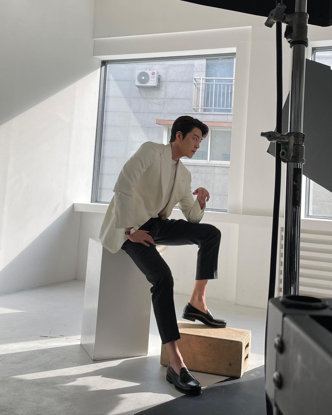 White T-shirt, white blazer and black pants: the perfect mix for the smart casual look (Photo: @___kimwoobin/Instagram)