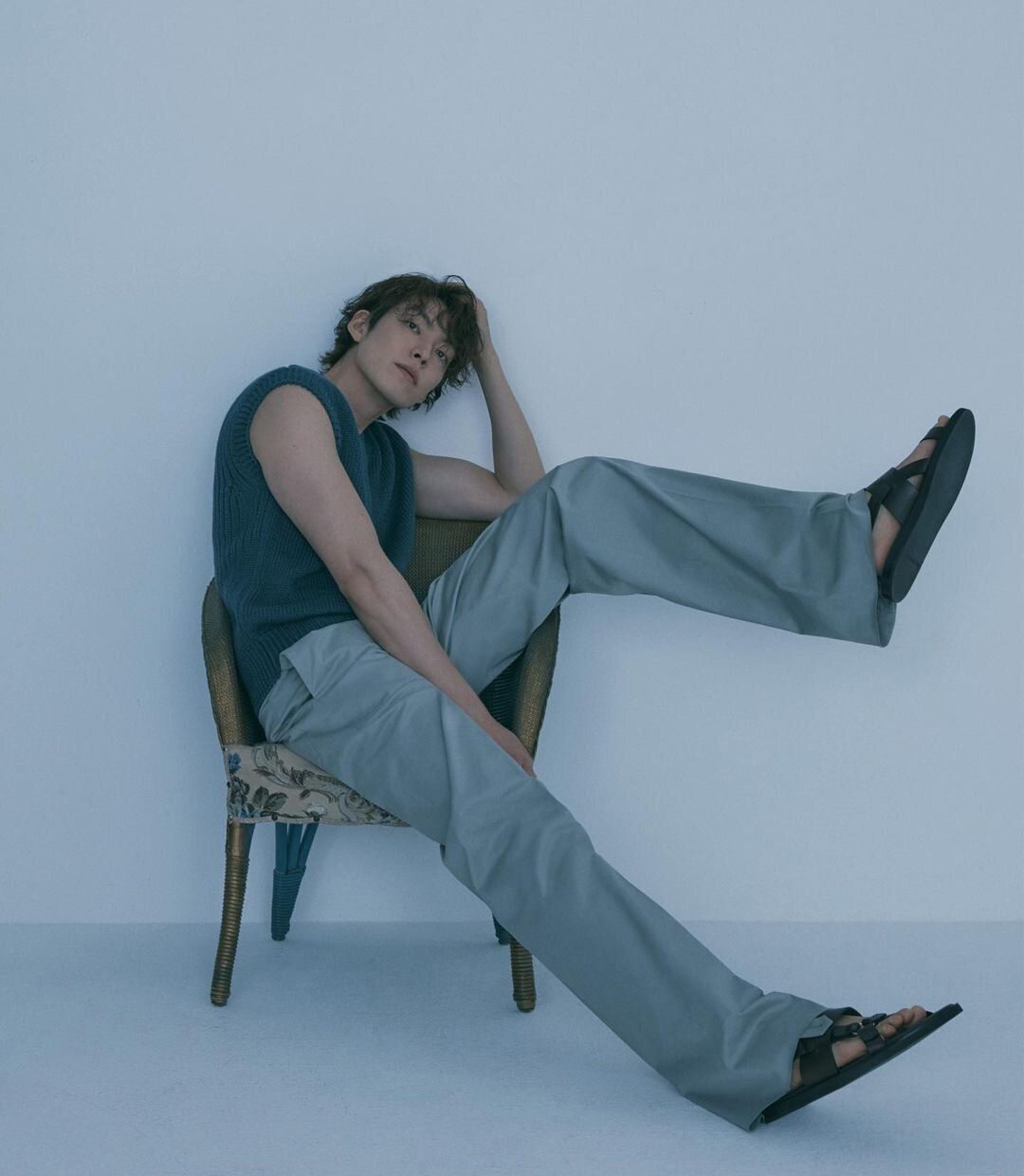 Kim looking comfortably in slacks and a tank top (Photo: @___kimwoobin/Instagram)