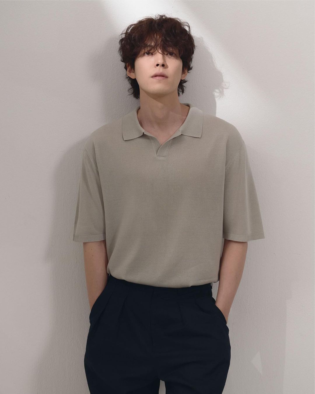 A comfortable fit by Kim, wearing a loose polo shirt (Photo: @lifulminimalgarments_official/Instagram)