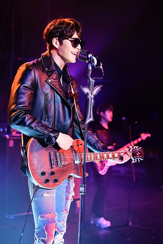 Bad boy roles might have been a typecast for Kim but we can't deny he rocked those roles especially when he's wearing a leather jacket (Photo: KBS2)