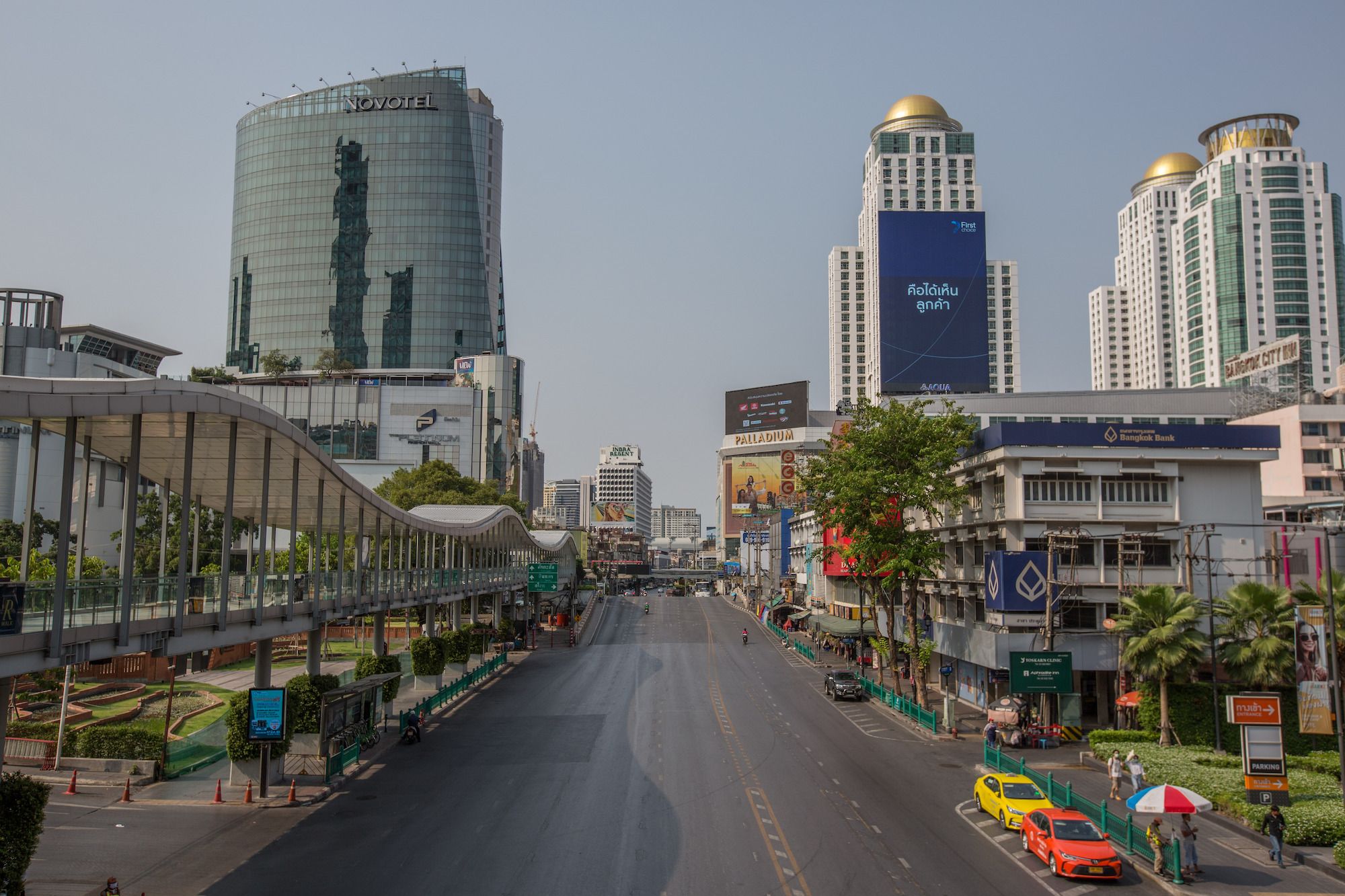 BANGKOK, THAILAND - APRIL 03: Ratchadamri Road is seen almost empty amid Coronavirus (Covid-19) outbreak on April 03, 2020 in Bangkok, Thailand. Thailand's Health Ministry recorded a total of 1,978 infections, 19 death and 581 recovered since the beginning of the outbreak. (Photo by Guillaume Payen/Anadolu Agency via Getty Images)