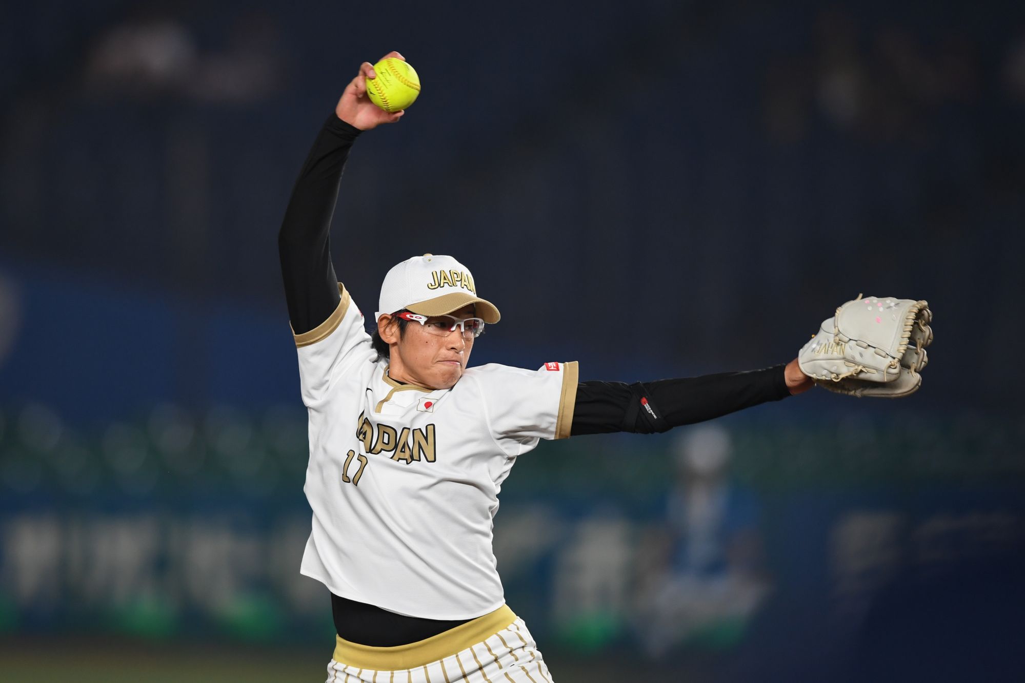 CHIBA, JAPAN - AUGUST 12: Yukiko Ueno #17 of Japan pitches against United States during their World Championship Final match at ZOZO Marine Stadium on day eleven of the WBSC Women's Softball World Championship on August 12, 2018 in Chiba, Japan. (Photo by Takashi Aoyama/Getty Images)