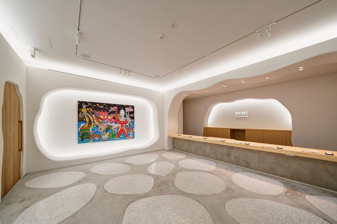 Japanese art dealer NANZUKA and acclaimed Sushi Saito have come together to create a stylish, multi-purpose space.