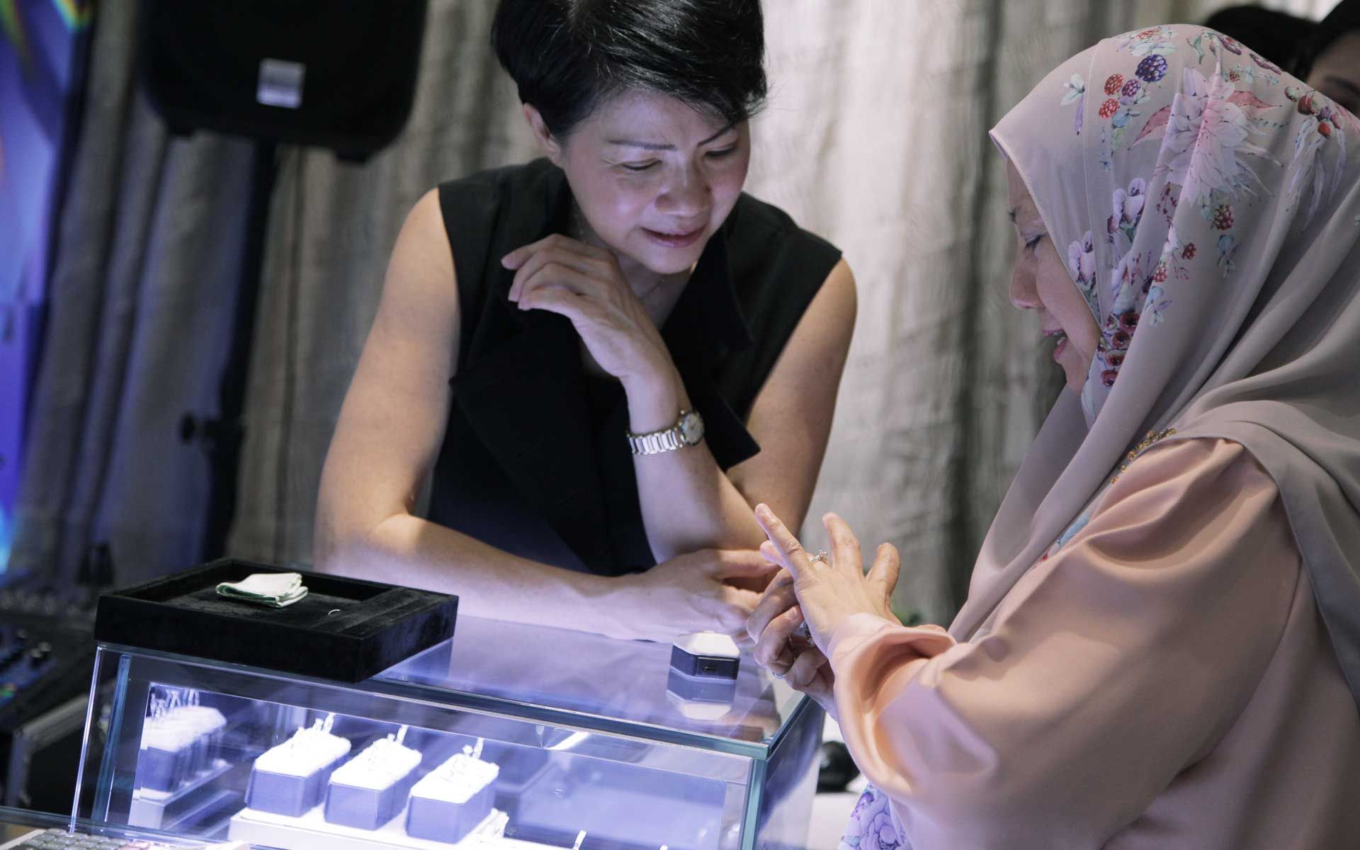 Guests trying on the jewellery (Photo: Le Lumiere)