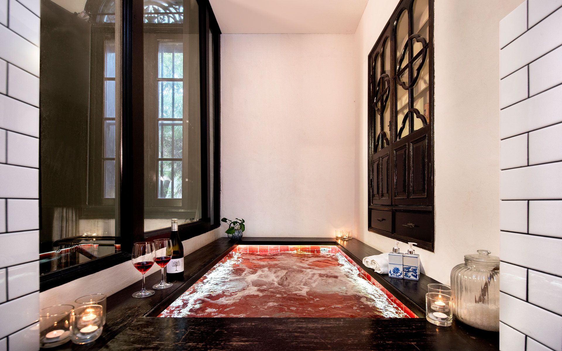 The Old Kitchen and 50s rooms have jacuzzis to unwind in.