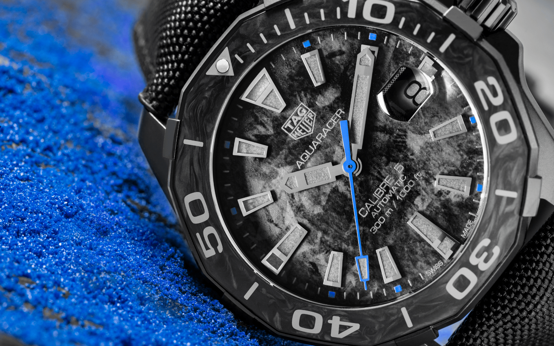 Aquaracer Carbon in blue (Photo: TAG Heuer)