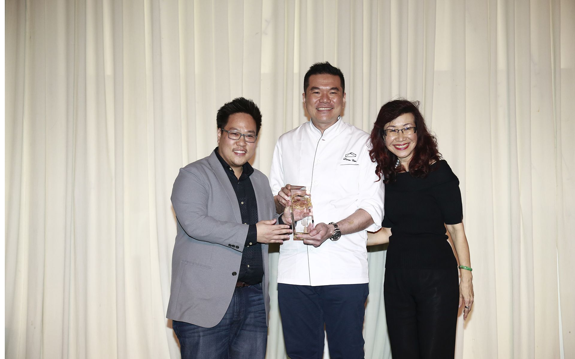 Chris Tan presenting the Best Independent Restaurant award to Chef Darren Chin of DC Restaurant, and Florence Fang