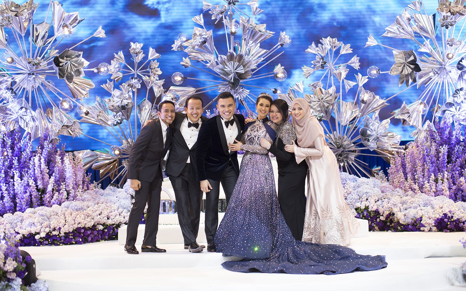 Wedded couple with the bride's parents and wedding planner Reka Teemor