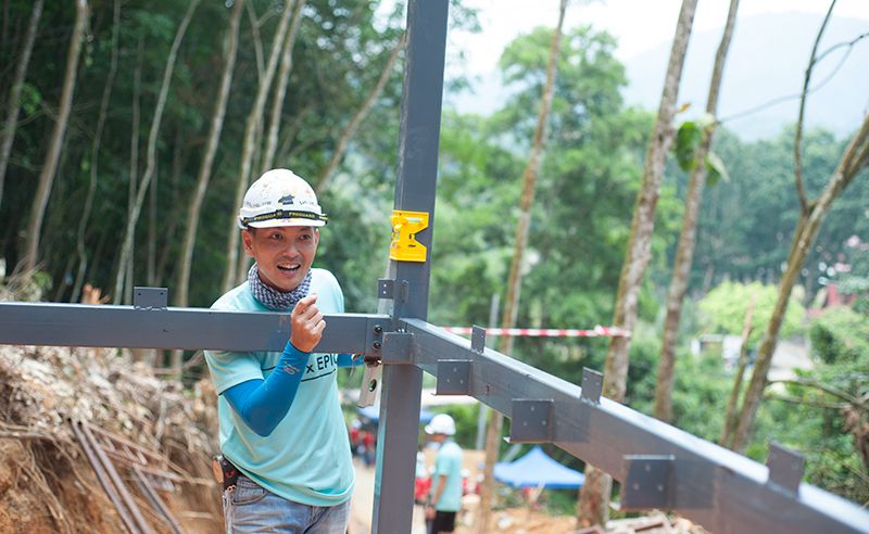 Master builder E-Lim Tsan ensuring the structure is levelled.