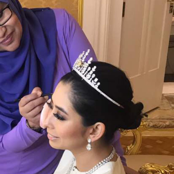 Makeup artist Saidatulnisa Aminuddin putting the finishing touches on the princess's evening look (Photo: @saidatulnisaaminuddin)