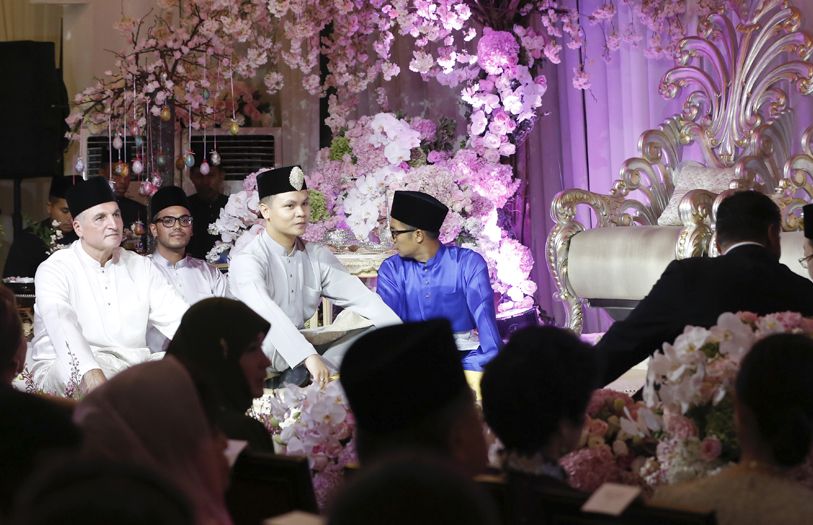 Muhammad’s akad nikah vows were witnessed by his proud father Dato’ Robert Geneid and his entourage