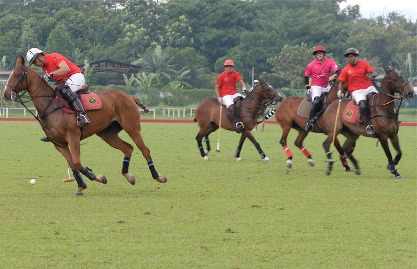 Tengku Dato Zainul Hisham preparing to score in the match