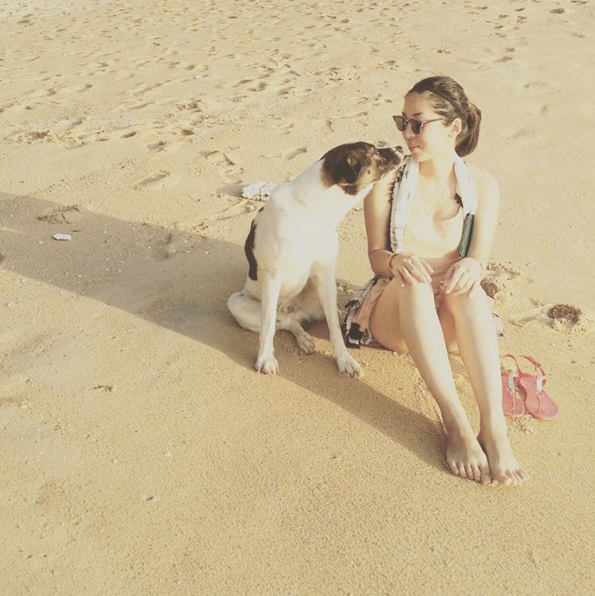 Elisa Khong found love in the form of a furry friend while at the beach. (Photo: @elisakhong)