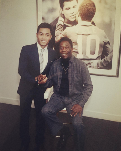 Tengku Bakar Abdullah and legendary footballer Pelé grabbed a quick picture while making a lot of football fanatics jealous in the process. (Photo: @tbakar)