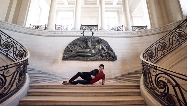 Bintang Lee struck a very familiar pose from a Leo DiCaprio movie while at the Lourve in Paris. (Photo: @bingtanglee)