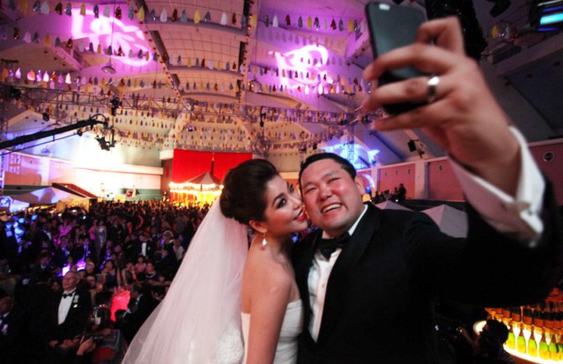 Benjamin Yong and Elizabeth Lee taking a selfie with the guests of the night.