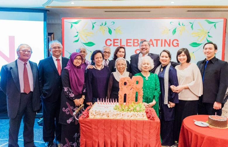 She was serenaded by Malaysia’s foremost singing sensation Dato' Sheila Majid and was treated to a special video dedication presentation from her children, grand-children and great grandchildren.