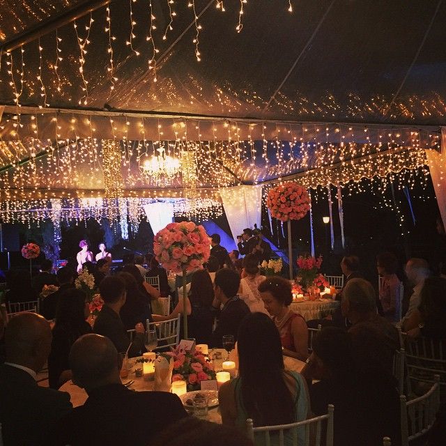 The wedding reception dinner were filled with fairy lights and fragrant fresh roses, befitting the atmosphere of the night. (Photo by @nikicheong)