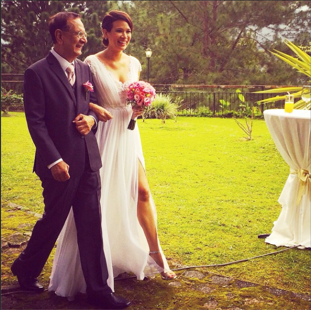 Elaine Daly and her father walked down the aisle to meet Dr Nick Boden. (Photo by: @elainedaly)