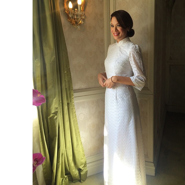 Elaine Daly wore her mother's wedding dress from 41 years ago for the Chinese tea ceremony during the day. (Photo by: @bridalmakeupbysheng)