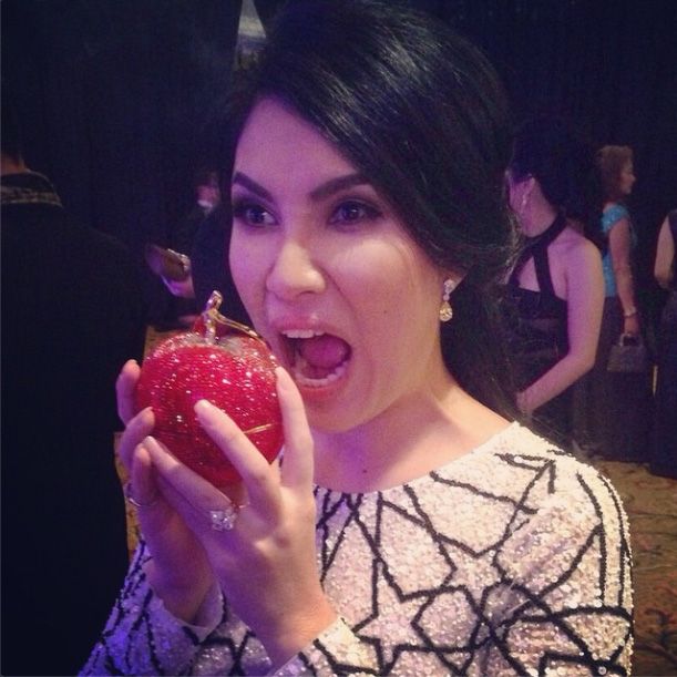 Angela Karto's fairytale of an evening came complete with a bejewelled poison apple. (Photo: @angelakarto)