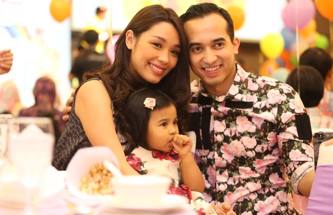 (L-R) Marion Caunter, SM Nasarudin SM Nasimuddin and their daughter, Leia Rose