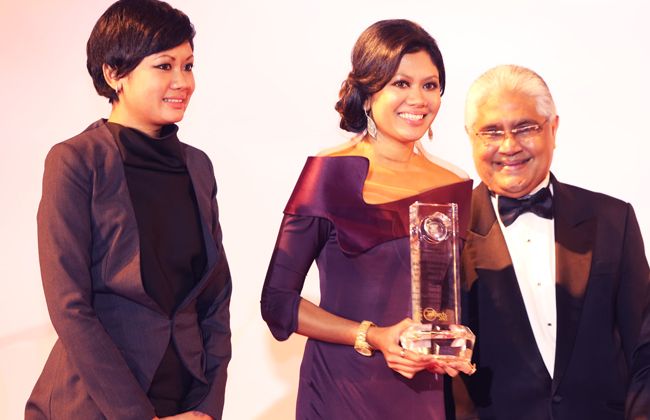 Putri Azalea receiving the MBA Industry Excellence Award for the fashion industry sector