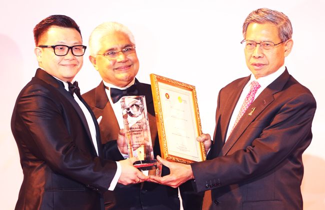 Yanzer Lee receiving MBA Industry Excellence Award for the ICT sector