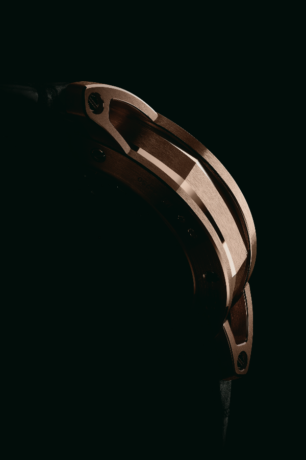 Octagonal case middle sandwiched between a round case