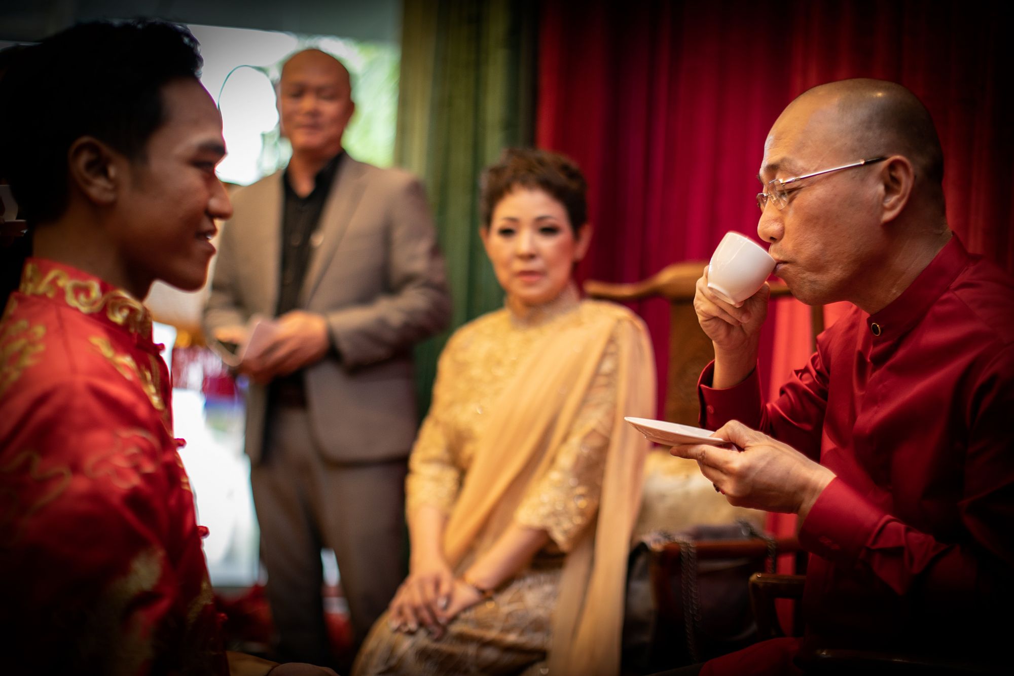 Rizrin serves tea to his parents-in-law, Don Tan and Anna Go.