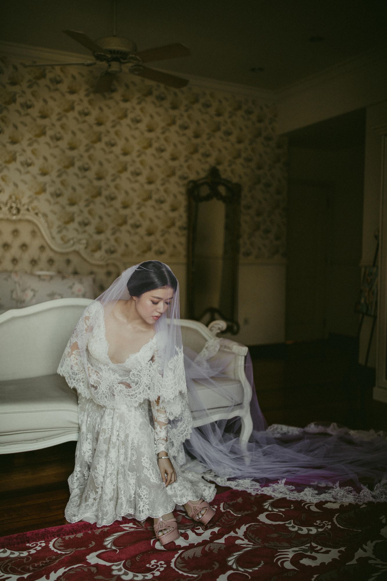 Ju Nn wore an Annasul Y French Chantilly lace gown for her tea ceremony event