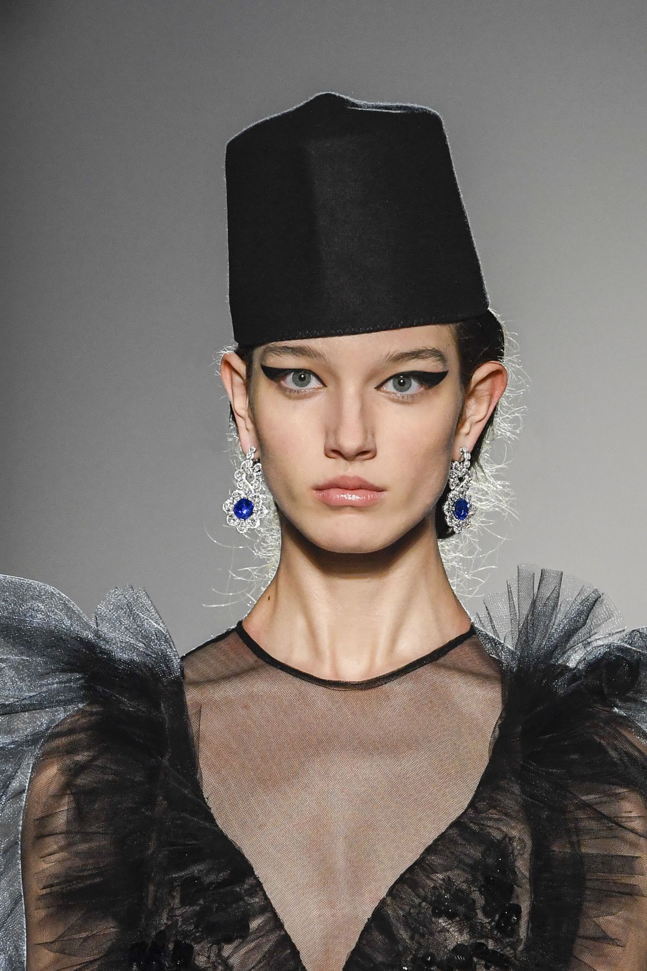 Earrings in white gold set with two cushion-shaped sapphires from the Precious Lace collection