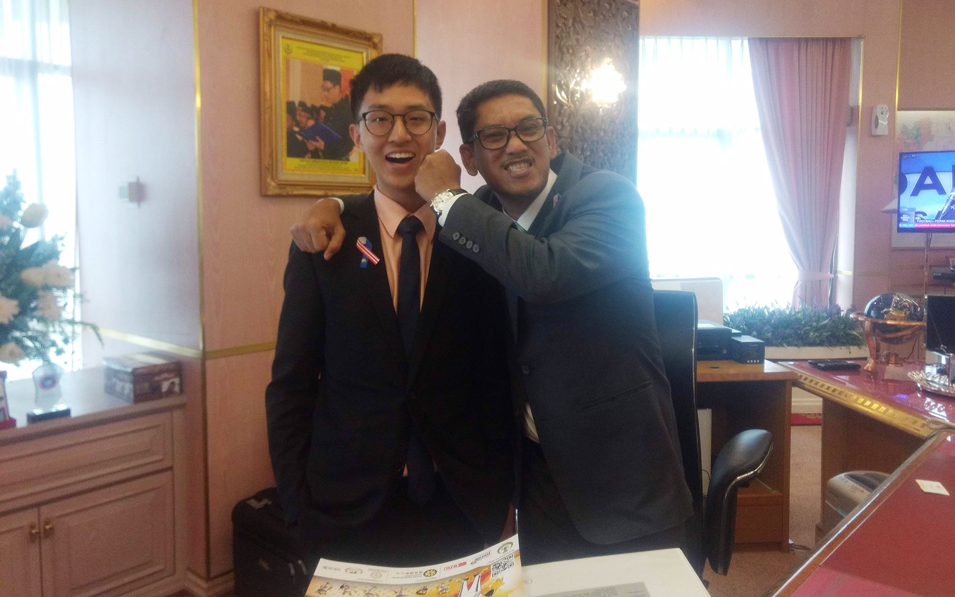 Bantering with the Menteri Besar of Perak, Ahmad Faizul Azumu (Photo credit: Tan Chee Yong)
