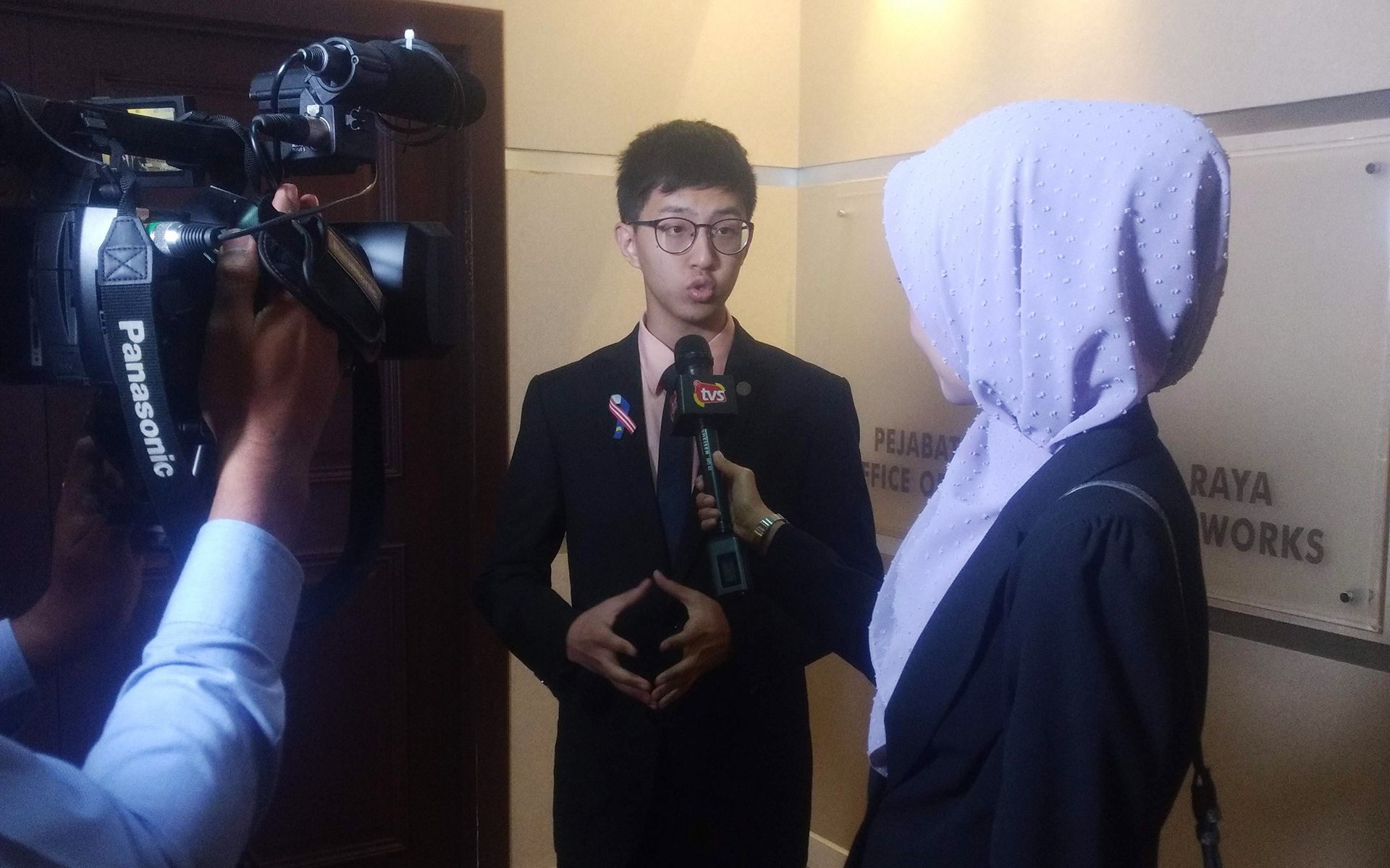 Speaking to SelangorKini about his experience working for the Minister Of Works Malaysia, on the second last day of duty (Photo credit: Tan Chee Yong)