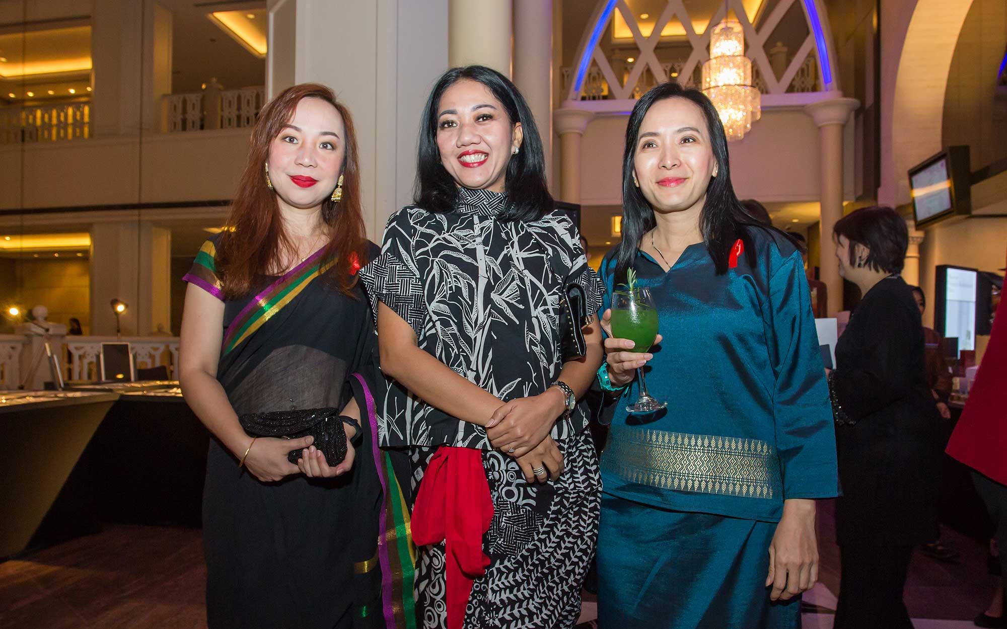 Soo Chin Oi, Tiur Rumomdang and Cheri Woo